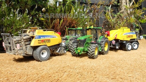 330. John Deere 7280R met New Holland BB9090 grootpakpers op brede banden met fronthef