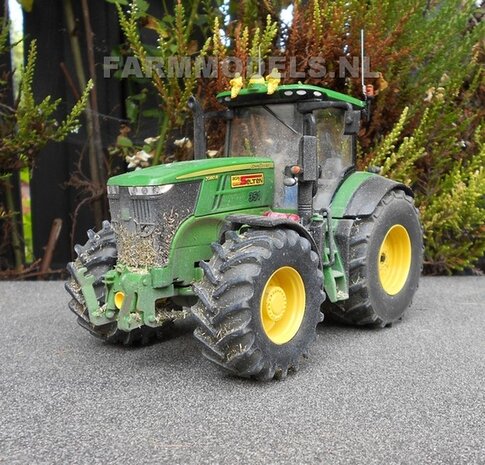 330. John Deere 7280R met New Holland BB9090 grootpakpers op brede banden met fronthef