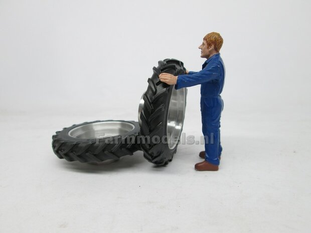 &Oslash; 50 mm: LIEBHERR L 556 Wiking: 2x Dubbellucht Shovel banden  + Alu. velgen, passend in standaard velgen van LIEBHERR L 556 XPower shovel Wiking  1:32         
