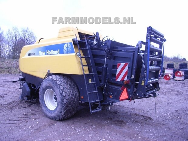 544. New Holland pers BB9090 / groot pak pers