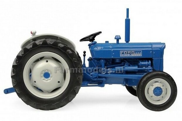 Fordson Super Dextra 2000 DIESEL 1:32 Universal Hobbies UH6275