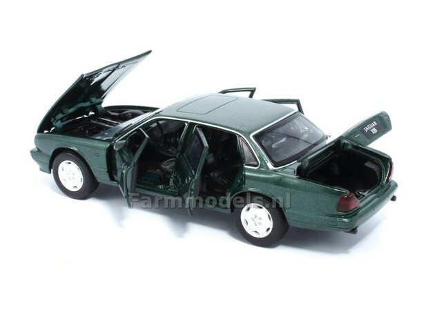 GROEN Jaguar XJ6, Pull back, licht en geluid  1:32   tay32110015