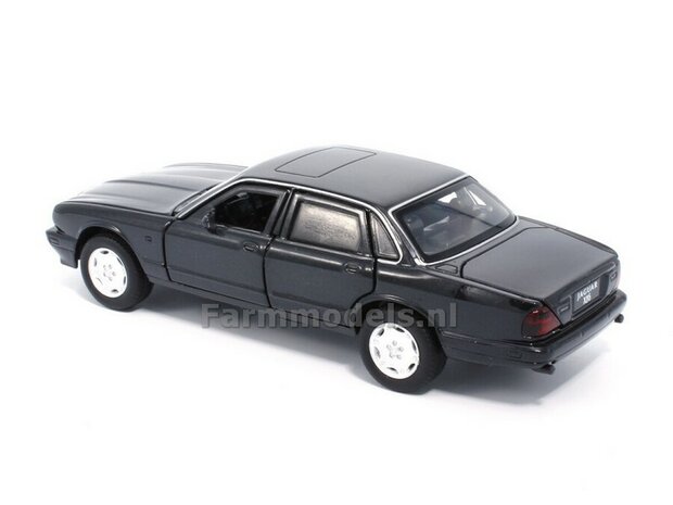 ZWART Jaguar XJ6, Pull back, licht en geluid 1:32   tay32110016