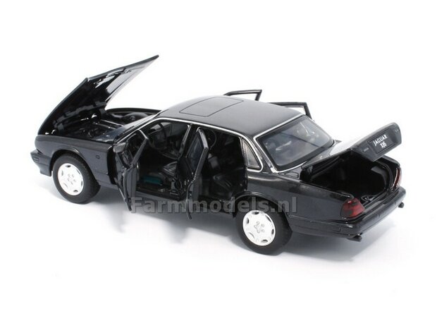 ZWART Jaguar XJ6, Pull back, licht en geluid 1:32   tay32110016