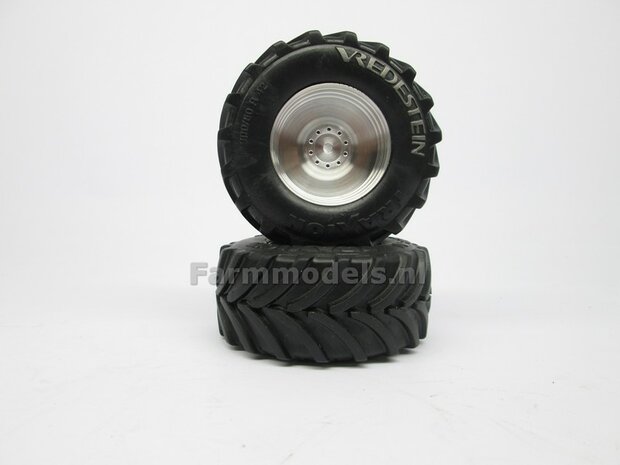 &Oslash;&nbsp; 68 x 32 mm: JOHN DEERE 8500i: 2x Vredestein banden + ALUMINIUM Velgen BLANK geleverd voor de vooras van de  John Deere 8500i hakselaar, 1:32            