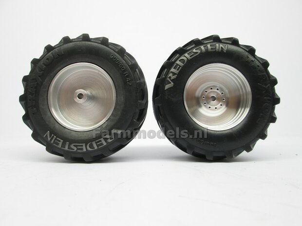&Oslash;&nbsp; 68 x 32 mm: JOHN DEERE 8500i: 2x Vredestein banden + ALUMINIUM Velgen BLANK geleverd voor de vooras van de  John Deere 8500i hakselaar, 1:32            