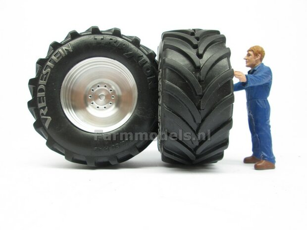 &Oslash;&nbsp; 68 x 32 mm: JOHN DEERE 8500i: 2x Vredestein banden + ALUMINIUM Velgen BLANK geleverd voor de vooras van de  John Deere 8500i hakselaar, 1:32            