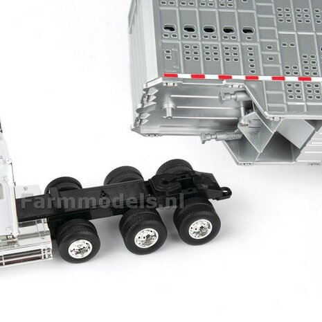 Freightliner 122SD semi met veetrailer en vee  ERTL 1:32 47362 