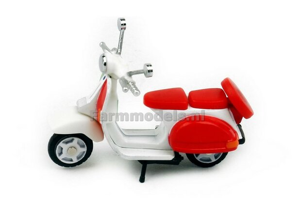 Vespa scooter ITALIA versie   1:35  ATC64237