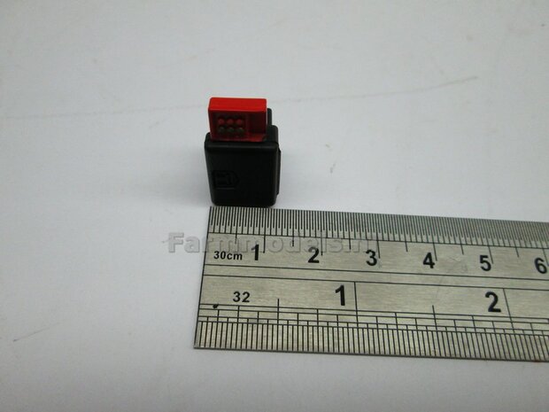 Bedieningskast met opberg kist  21.9 mm breed x 12.7 mm hoog x 12.3 mm diep 1:32 