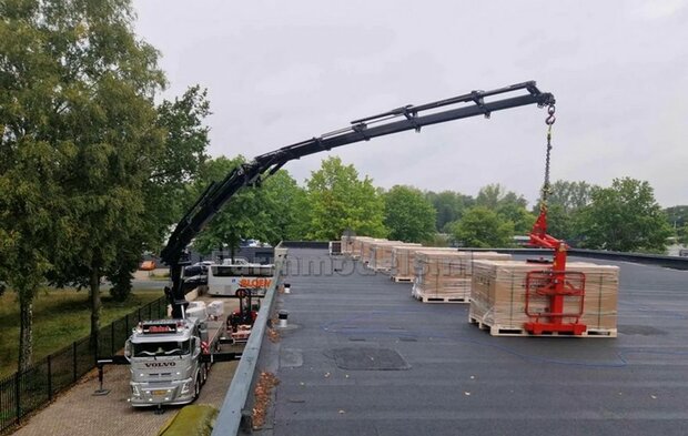 Pallethaak ORANJE/ ZWART geleverd, kant en klaar item 1:32