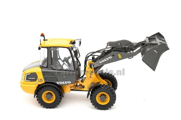 DAMAGED BOX Volvo L25 Compact Wheel Loader Electric 1:32  AT3200164    NB2B LAST ONES/OP=OP