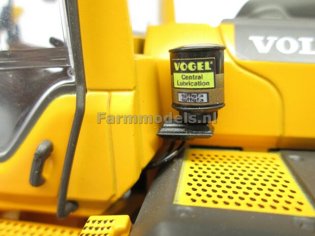 3x VOGEL Automatisch Smeersysteem VOGEL Logo stickers 4.6 mm hoog Pr&eacute;-Cut Decals 1:32 Farmmodels.nl