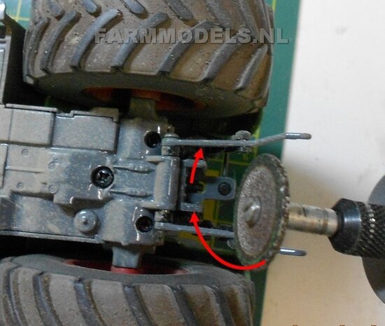 Dubbele Ondertrekhaak BASIC geleverd in FORD UH BLAUW met 2x stuurstang aansluiting + 2x trekhaak hoogtes  1:32          