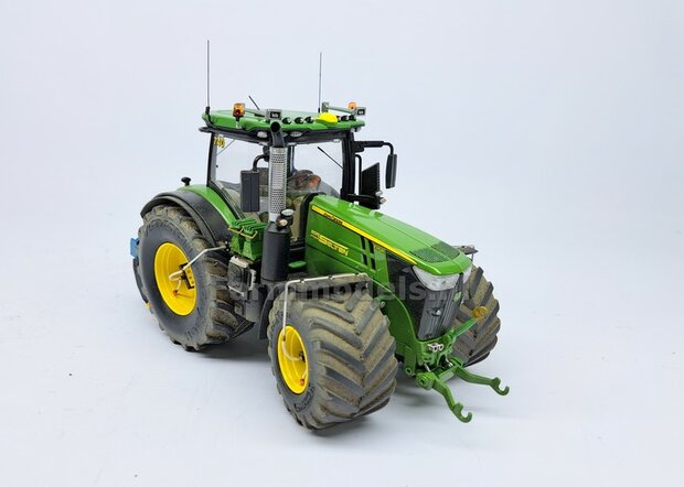 &Oslash; 71.9 x 32.5 mm: JOHN DEERE 7310R: 2x Vredestein Traxion 900/65 R45 Banden + KUNSTSTOF Velgen JD GEEL gespoten  1:32  Farmmodels Custom Line Series