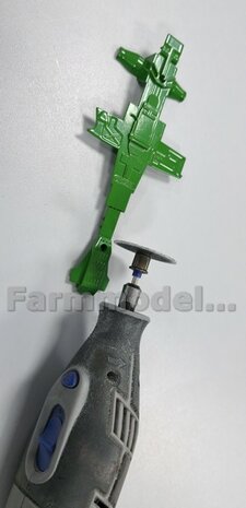 BOUWKIT: John Deere 8R 410 VOORAS VERHOOG SET, RESIN BLANK geleverd 1:32    Farmmodels Premium Line Series