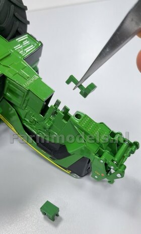 BOUWKIT: John Deere 8R 410 VOORAS VERHOOG SET, RESIN BLANK geleverd 1:32    Farmmodels Premium Line Series
