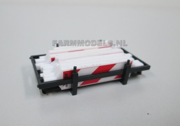 5x Baakschilden met Baakvoeten/ Markeringsbakens + 10 x Pr&eacute;-Cut decals met GLANS EFFECT t.b.v. afzetting werkzaamheden 1:32                     