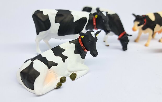 Transponder halsbanden van Lely (serie 2), Pr&eacute;-Cut Decals op rode folie 1:32 Farmmodels.nl