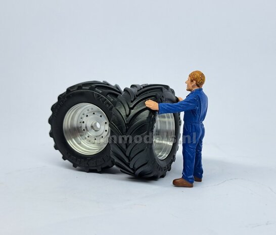 &Oslash; 52.3 x 24.2 mm: CASE 260/ NH T7.300/ STEYR 6280 UH: 2x Brede Banden + ALUMINIUM velgen BLANK geleverd 1:32 Farmmodels Custom Line Series  