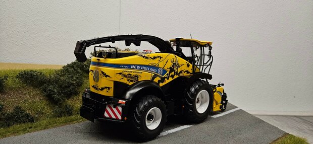 Complete set Yellow bull stickers (voor links en rechts) voor Marge Models NH-FR780 hakselaar Pr&eacute;-Cut Decals 1:32 Farmmodels.nl
