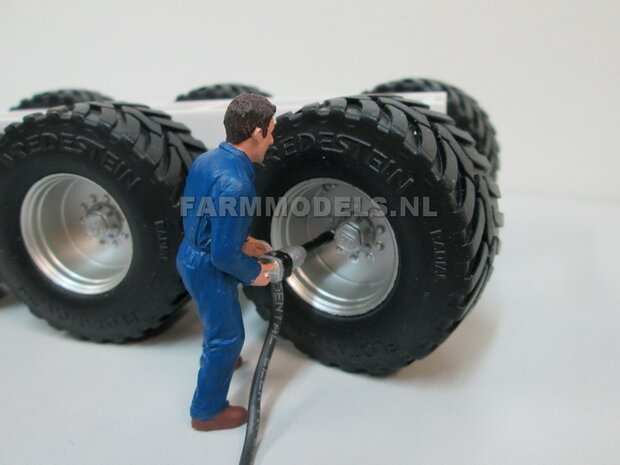 &Oslash; 55.4 mm: 2x Vredestein Flotation Trac 800/60 R32 Banden met ZWART gespoten Velgen  1:32               