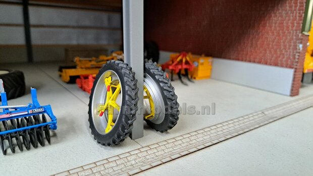&Oslash; 59.6 x 8.7 mm: 2x CULTUUR BANDEN met ALUMINIUM DUBBELLUCHT VELGEN, velgen CLAAS ORANJE Gespoten geleverd 1:32 Farmmodels Custom Line Series.