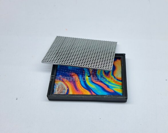 1x OLIE LEKBAK met OPEN ROOSTER RECHTHOEK 59 x 41 x 6.7mm  Materiaal Resin, ANTRACIET en ALU-CHROOM gespoten incl. 2x Pr&eacute;-Cut OLIEVLEK DECALS 1:32