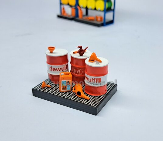 1x OLIE LEKBAK met OPEN ROOSTER RECHTHOEK 59 x 41 x 6.7mm  Materiaal Resin, ANTRACIET en ALU-CHROOM gespoten incl. 2x Pr&eacute;-Cut OLIEVLEK DECALS 1:32