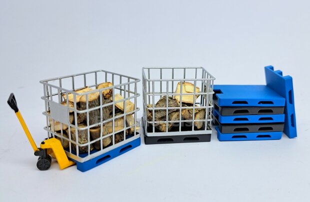 1x LEGE IBC KRAT met KUNSTSTOF PALLET afmeting 38.5 x 32 mm  Materiaal Resin, BLAUW MATT &amp; ALU-CHROOM gespoten geleverd  1:32