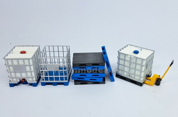 1x LEGE IBC KRAT met KUNSTSTOF PALLET afmeting 38.5 x 32 mm  Materiaal Resin, BLAUW MATT &amp; ALU-CHROOM gespoten geleverd  1:32