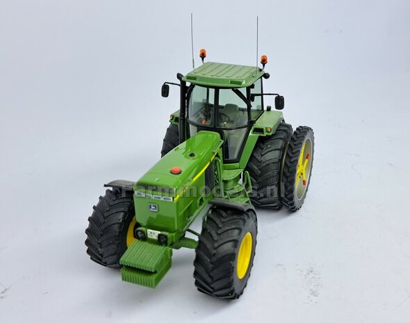 &Oslash; 61 x 25 mm: JOHN DEERE 4755/ 4955&nbsp;van SCHUCO.: 2x Brede Banden (nr. 2A) + ALUMINIUM velgen BLANK geleverd 1:32 Farmmodels Custom Line Series