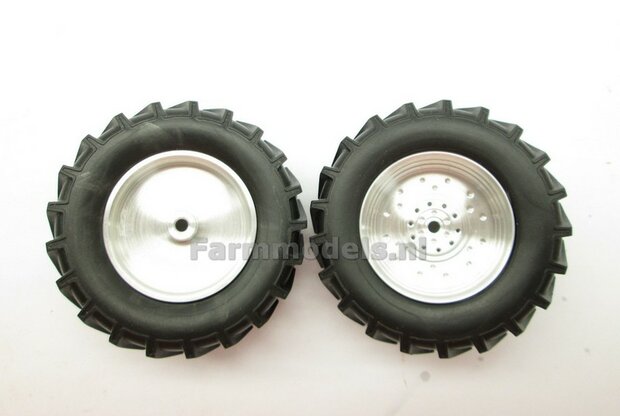 &Oslash; 61 x 25 mm: JOHN DEERE 4755/ 4955&nbsp;van SCHUCO.: 2x Brede Banden (nr. 2A) + ALUMINIUM velgen BLANK geleverd 1:32 Farmmodels Custom Line Series