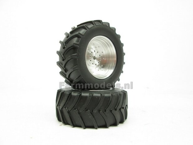 &Oslash; 61 x 25 mm: JOHN DEERE 4755/ 4955&nbsp;van SCHUCO.: 2x Brede Banden (nr. 2A) + ALUMINIUM velgen BLANK geleverd 1:32 Farmmodels Custom Line Series