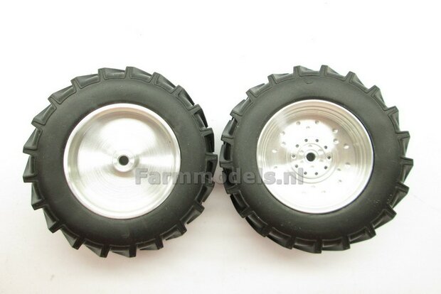 &Oslash; 61 x 25 mm: JOHN DEERE 4755/ 4955&nbsp;van SCHUCO.: 2x Brede Banden (nr. 2A) + ALUMINIUM velgen BLANK geleverd 1:32 Farmmodels Custom Line Series