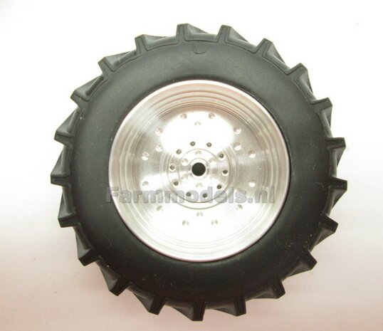 &Oslash; 61 x 25 mm: JOHN DEERE 4755/ 4955&nbsp;van SCHUCO.: 2x Brede Banden (nr. 2A) + ALUMINIUM velgen BLANK geleverd 1:32 Farmmodels Custom Line Series