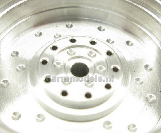 &Oslash; 61 x 25 mm: JOHN DEERE 4755/ 4955&nbsp;van SCHUCO.: 2x Brede Banden (nr. 2A) + ALUMINIUM velgen BLANK geleverd 1:32 Farmmodels Custom Line Series