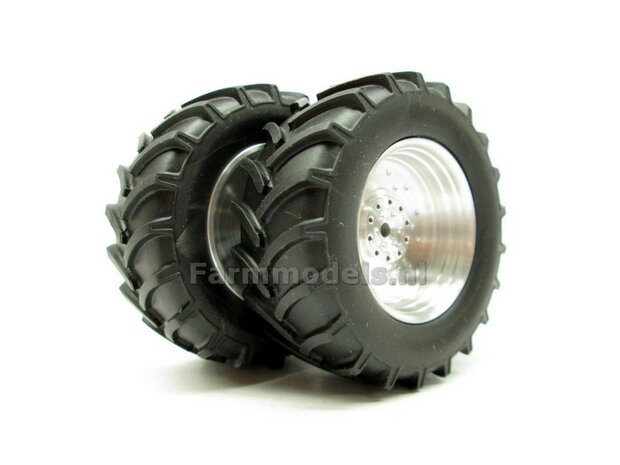 &Oslash; 61 x 25 mm: JOHN DEERE 4755/ 4955&nbsp;van SCHUCO.: 2x Brede Banden (nr. 2A) + ALUMINIUM velgen BLANK geleverd 1:32 Farmmodels Custom Line Series