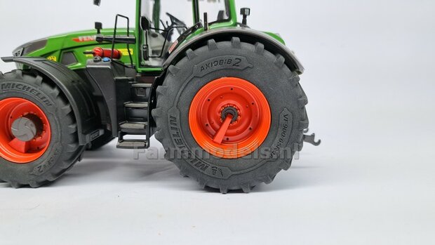 FENDT 942 Wiking ACHTERAS: 2x Vario Grip Afdekkappen set t.b.v. Luchtsysteem ACHTERAS t.b.v. Michelin Axiobib2  Materiaal RESIN FENDT ROOD Gespoten geleverd 1:32 