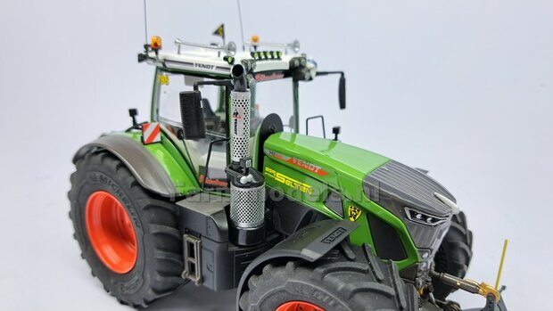 FENDT 942 Wiking ACHTERAS: 2x Vario Grip Afdekkappen set t.b.v. Luchtsysteem ACHTERAS t.b.v. Michelin Axiobib2  Materiaal RESIN FENDT ROOD Gespoten geleverd 1:32 