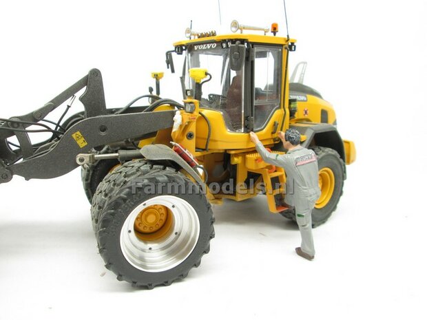 &Oslash; 47.3 mm: 2x Dubbellucht Shovel banden + ALUMINIUM velgen VOLVO GEEL Gespoten geleverd passend in de Aluminium Farmmodels Volvo L60H serie  1:32         