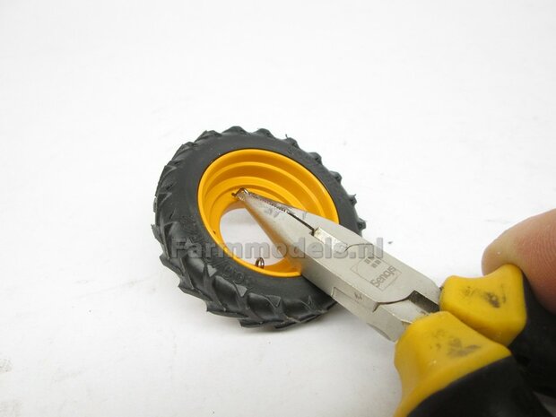 &Oslash; 47.3 mm: 2x Dubbellucht Shovel banden + ALUMINIUM velgen VOLVO GEEL Gespoten geleverd passend in de Aluminium Farmmodels Volvo L60H serie  1:32         