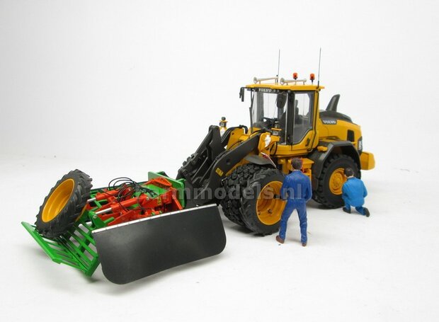 &Oslash; 47.3 mm: 2x Dubbellucht Shovel banden + ALUMINIUM velgen VOLVO GEEL Gespoten geleverd passend in de Aluminium Farmmodels Volvo L60H serie  1:32         