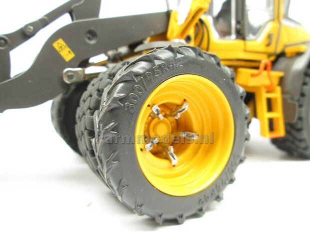 &Oslash; 47.3 mm: 2x Dubbellucht Shovel banden + ALUMINIUM velgen VOLVO GEEL Gespoten geleverd passend in de Aluminium Farmmodels Volvo L60H serie  1:32         