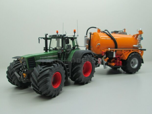 &Oslash; 53.5 x 32 mm: Fendt 824/ 926 Gen I WT: 2x Michelin Mega XBIB banden + ALU. velgen FENDT ROOD Gespoten geleverd o.a. geschikt voor de Fendt 824/ 926 Gen I Weise Toys 1:32        