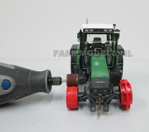 &Oslash; 53.5 x 32 mm: Fendt 824/ 926 Gen I WT: 2x Michelin Mega XBIB banden + ALU. velgen FENDT ROOD Gespoten geleverd o.a. geschikt voor de Fendt 824/ 926 Gen I Weise Toys 1:32        