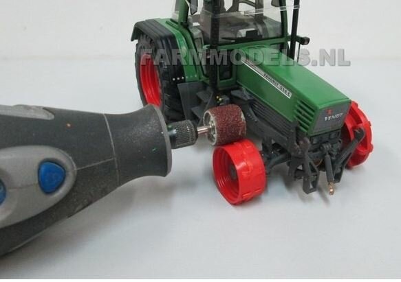 &Oslash; 53.5 x 32 mm: Fendt 824/ 926 Gen I WT: 2x Michelin Mega XBIB banden + ALU. velgen FENDT ROOD Gespoten geleverd o.a. geschikt voor de Fendt 824/ 926 Gen I Weise Toys 1:32        