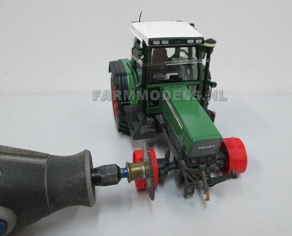 &Oslash; 53.5 x 32 mm: Fendt 824/ 926 Gen I WT: 2x Michelin Mega XBIB banden + ALU. velgen FENDT ROOD Gespoten geleverd o.a. geschikt voor de Fendt 824/ 926 Gen I Weise Toys 1:32        