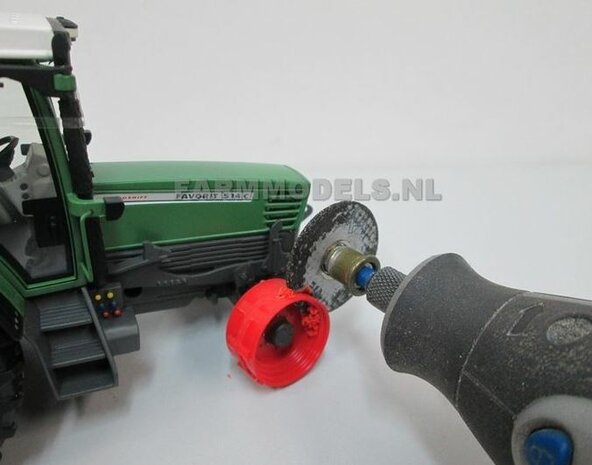 &Oslash; 53.5 x 32 mm: Fendt 824/ 926 Gen I WT: 2x Michelin Mega XBIB banden + ALU. velgen FENDT ROOD Gespoten geleverd o.a. geschikt voor de Fendt 824/ 926 Gen I Weise Toys 1:32        