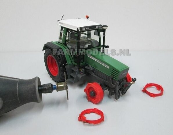 &Oslash; 53.5 x 32 mm: Fendt 824/ 926 Gen I WT: 2x Michelin Mega XBIB banden + ALU. velgen FENDT ROOD Gespoten geleverd o.a. geschikt voor de Fendt 824/ 926 Gen I Weise Toys 1:32        
